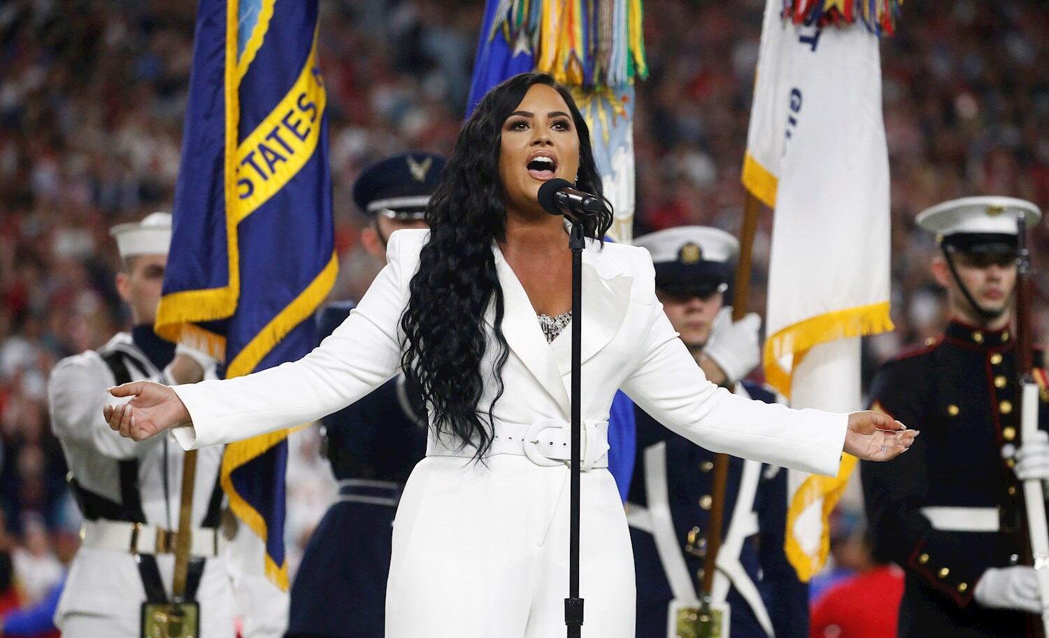 Demi Lovato durante la interpretación del himno nacional de EE.UU., previo al inicio del Super Bowl 2020.