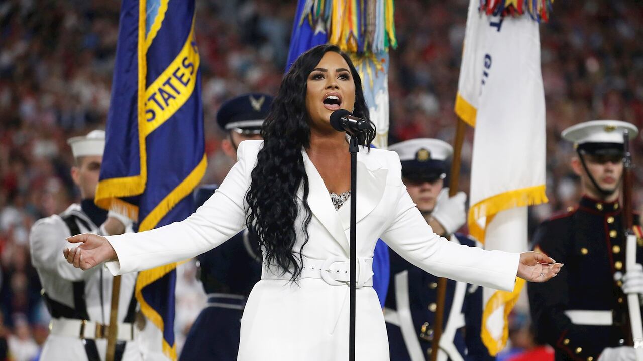 Demi Lovato durante la interpretación del himno nacional de EE.UU., previo al inicio del Super Bowl 2020.