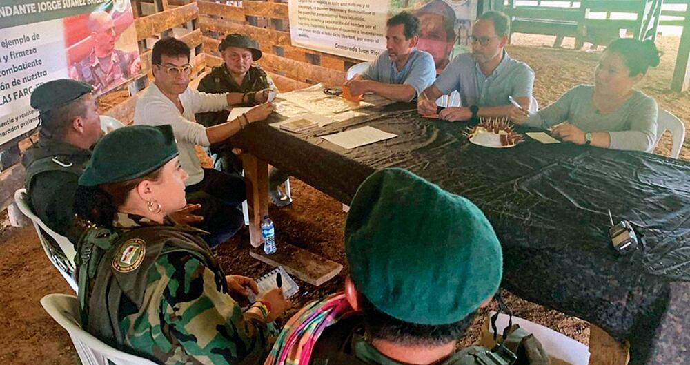    El comisionado para la Paz, Danilo Rueda, venía haciendo acercamientos con delincuentes  desde la campaña presidencial, incluso apoyado por Juan Fernando Petro, hermano del primer mandatario. Hace pocos días se supo de otro encuentro con las disidencias de las Farc.