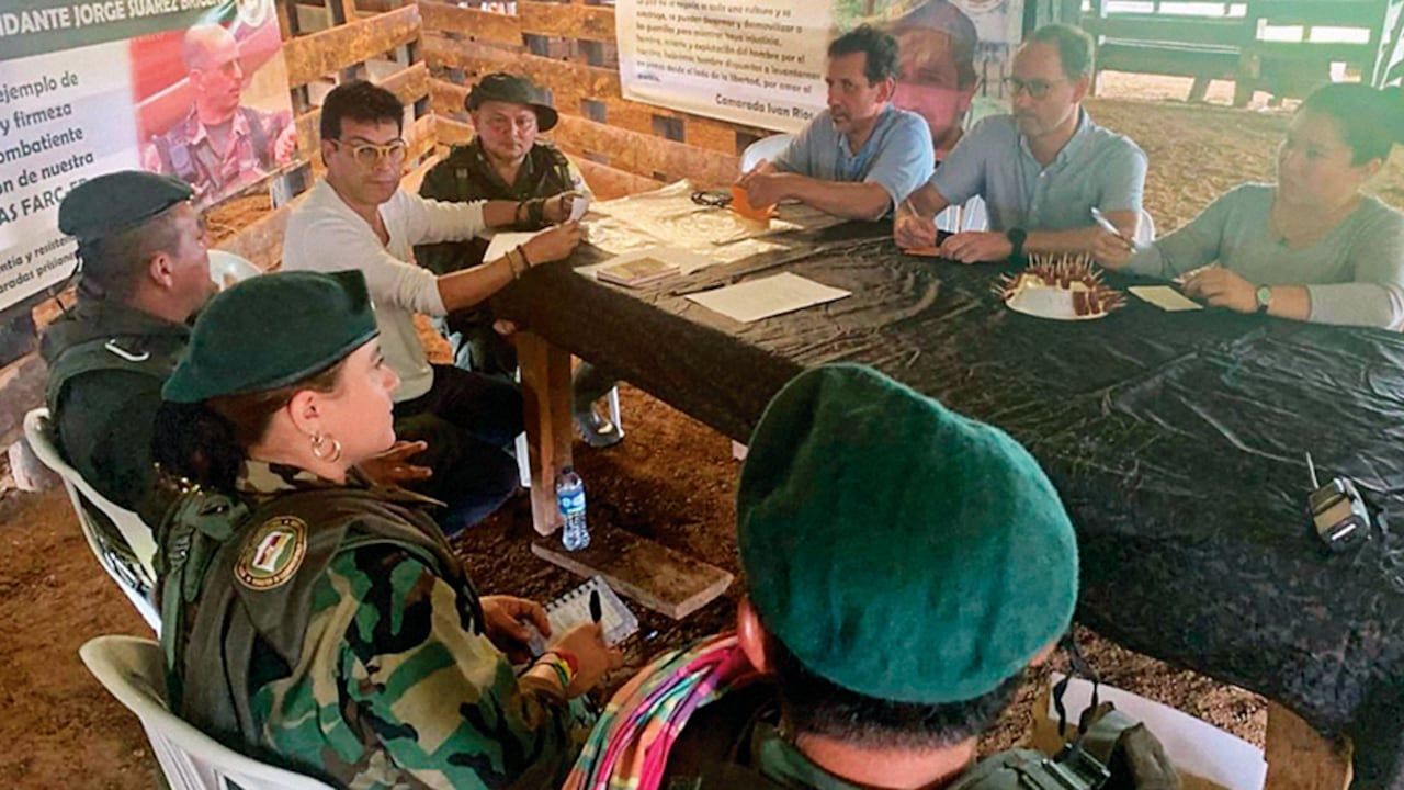 El comisionado para la Paz, Danilo Rueda, reunido con miembros de las disidencias de las Farc.