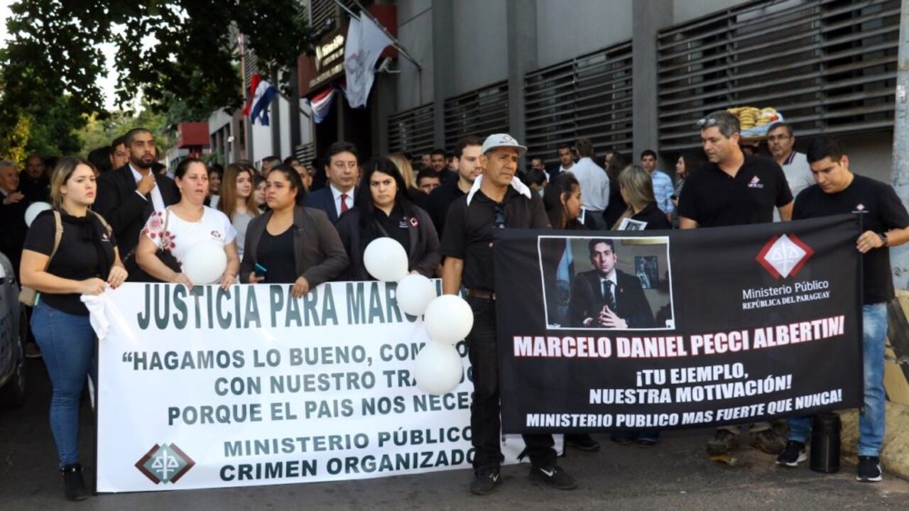 Marcha en Paraguay en homenaje al fiscal paraguayo Marcelo Pecci asesinado en Colombia. Foto: Diario Popular.