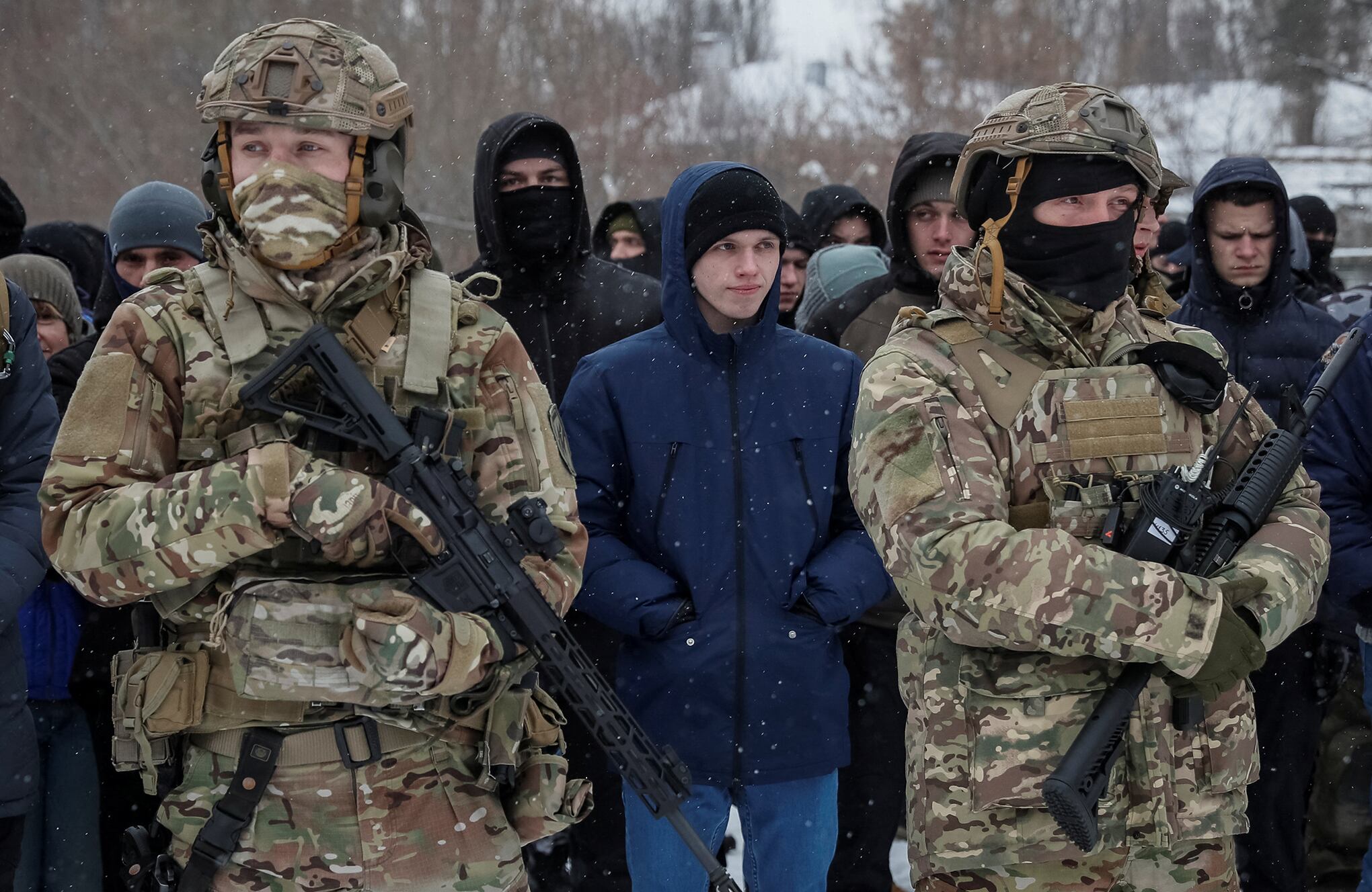 civiles ucranianos entrenan en caso de combate con Rusia