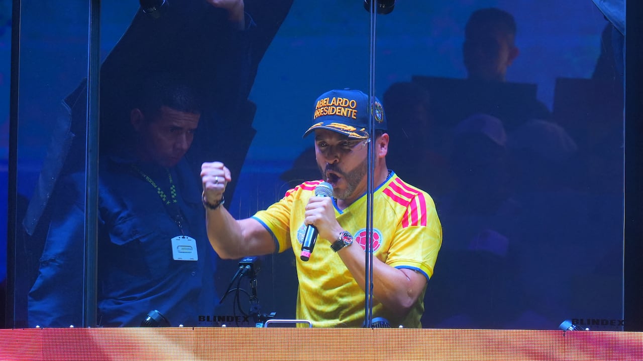 Abelardo de la Espriella habló detrás de un vidrio antibalas en su cierre de campaña en Barranquilla. (Photo by Vanessa ROMERO / AFP)