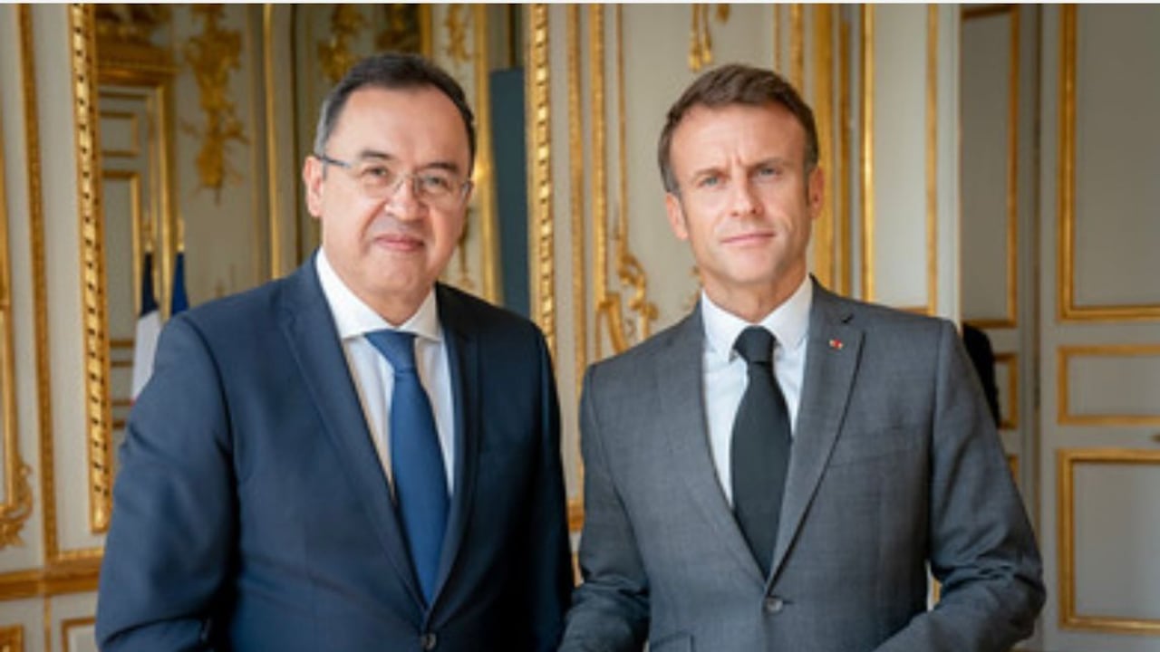 Alfonso Prada, embajador de Colombia en Francia, y Emmanuel Macron.