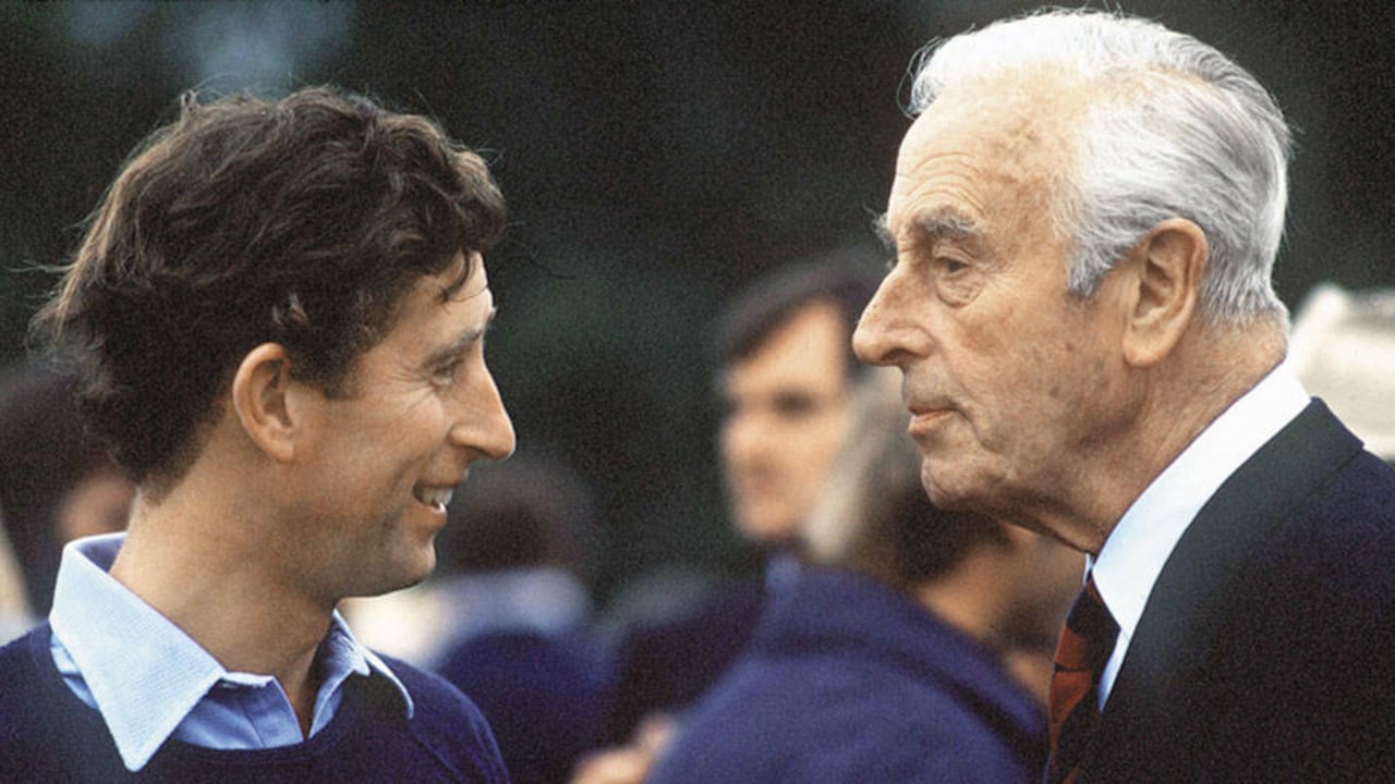 El tío Dickie fue también la adoración del príncipe Carlos, hijo de Isabel y Felipe (abajo). Él le aconsejó al príncipe que se casara con Lady Di y que exigiera el derecho de los reyes a tener amantes.