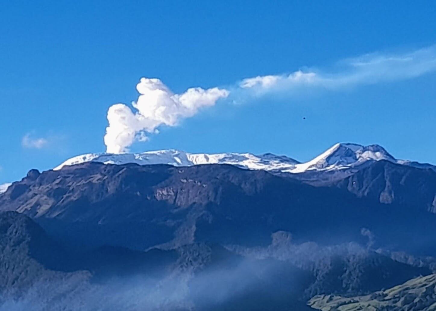 El nivel de actividad del Volcán Nevado del Ruíz continúa en amarillo o III, lo que indica cambios en el comportamiento de la actividad volcánica.