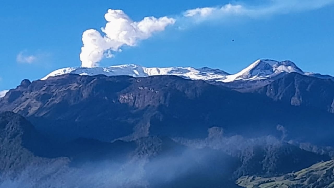 Está asociada al movimiento de fluidos al interior de los conductos volcánicos del Nevado del Ruiz.