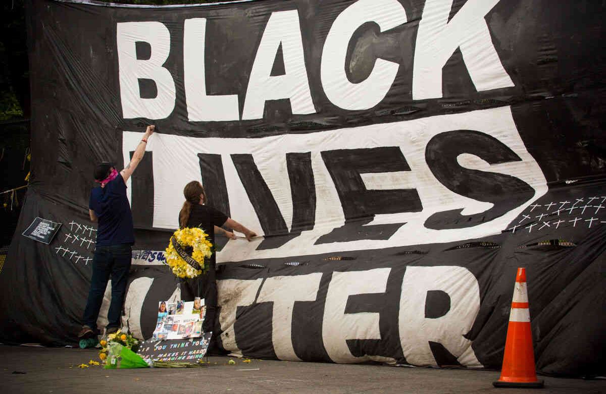 Voluntarios y activistas de ONGs acuden a retirar y recolocar letreros dejados por manifestantes durante los días previos sobre la reja puesta alrededor de Lafayette Square. Está anunciado que la reja será finalmente retirada el 11 de junio después de que fue levantada desde el 4 de junio para distanciar a los manifestantes de la Casa Blanca. Imagen tomada el 10 de junio de 2020                                                                                         Washington DC- Washington DC- Foto María Luz Bravo