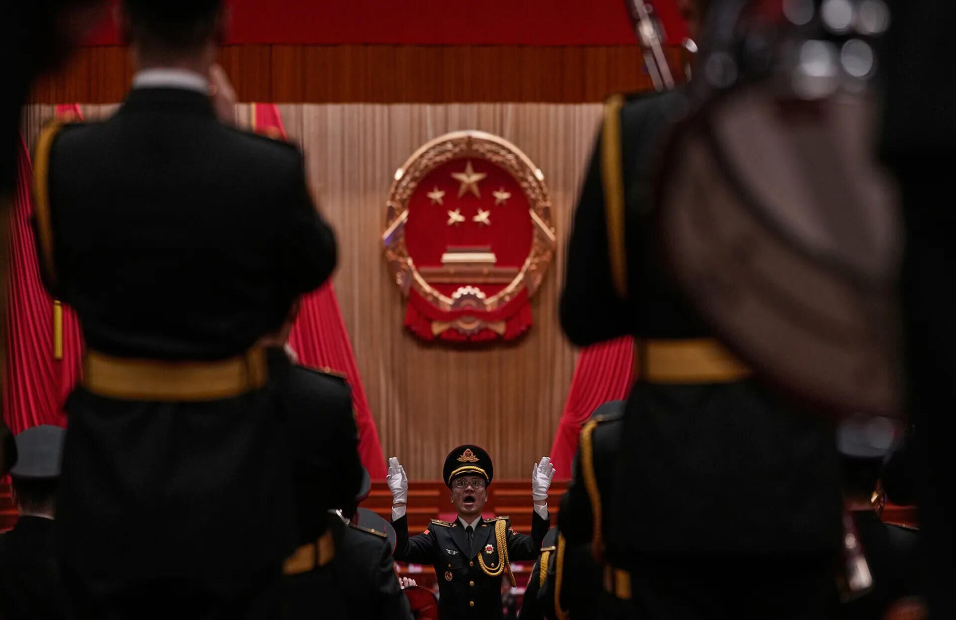 Un director militar chino instruye a los miembros de su banda musical durante un ensayo para la sesión de clausura del Congreso Nacional del Pueblo (NPC) en el Gran Salón del Pueblo, en Beijing, China, el jueves 12 de marzo de 2026.
