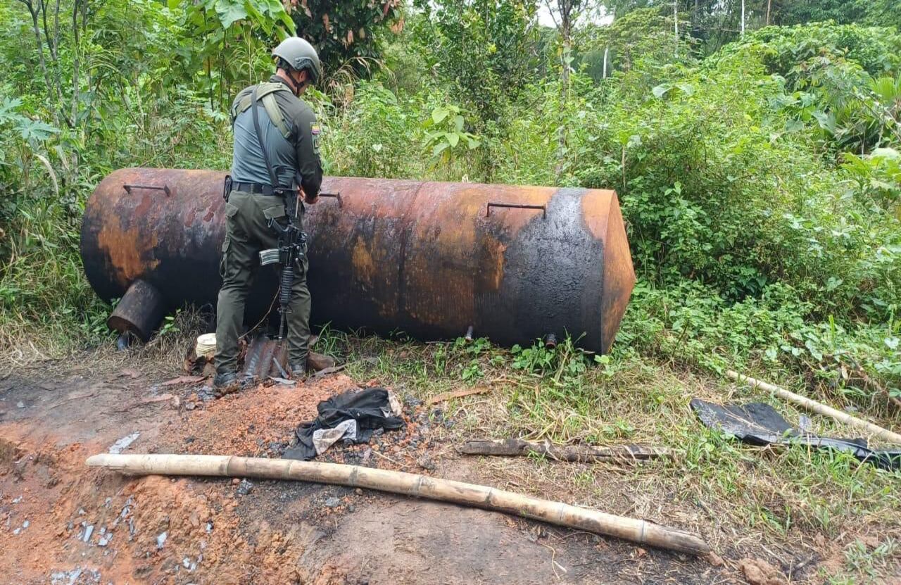 El Ejército Nacional desmanteló una refinería ilegal de hidrocarburos en el Putumayo.