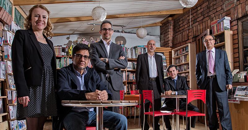 De izquierda a derecha Clara Plazas, abogada tributarista; Álvaro Pardo, director del Centro de Estudios Mineros; Mario Valencia, subdirector de Cedetrabajo; Enrique Daza, subdirector de Cedetrabajo; José Roberto Acosta, docente del Cesa y de la Universidad del Rosario, y Diego Otero, director de Uniciencia. Locación: Casa Tomada Libros y Café.