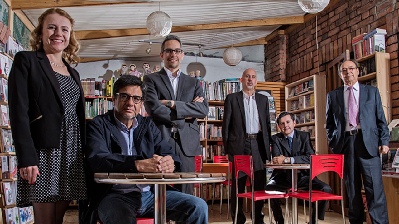 De izquierda a derecha Clara Plazas, abogada tributarista; Álvaro Pardo, director del Centro de Estudios Mineros; Mario Valencia, subdirector de Cedetrabajo; Enrique Daza, subdirector de Cedetrabajo; José Roberto Acosta, docente del Cesa y de la Universidad del Rosario, y Diego Otero, director de Uniciencia. Locación: Casa Tomada Libros y Café.