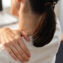 Mujer de negocios japonesa cuyos hombros duelen de trabajar desde casa