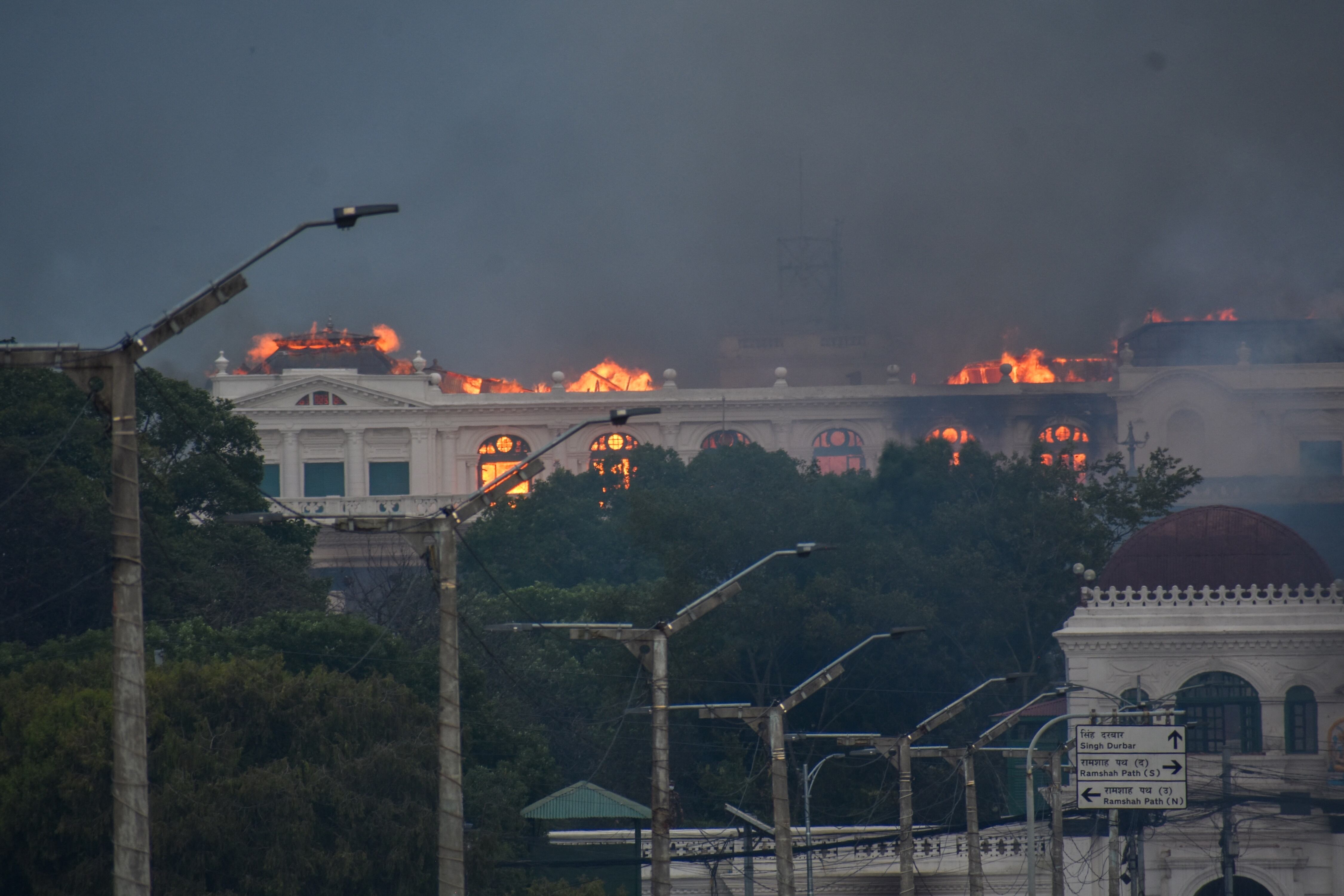 KATMANDÚ, NEPAL, 9 DE SEPTIEMBRE: Humo y llamas se elevan desde Singha Durbar después de que la gente prendió fuego a Singha Durbar, la sede de las oficinas de varios ministros del gobierno de Nepal en Katmandú, Nepal, el 9 de septiembre de 2025. Al menos 19 personas murieron y decenas resultaron heridas el 8 de septiembre durante la manifestación contra la corrupción y la prohibición de las redes sociales por parte del gobierno. Sunil Pradhan / Anadolu (Foto de Sunil Pradhan / Anadolu vía AFP)
