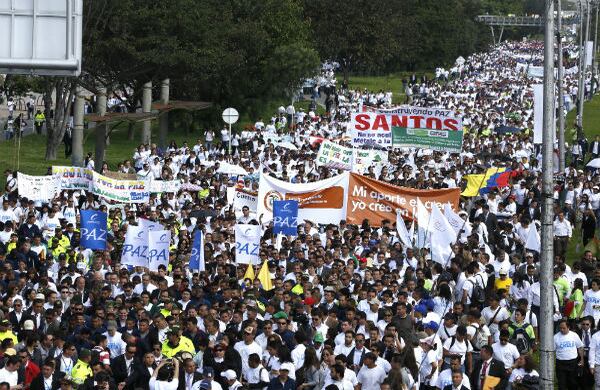 Uno de los puntos de partida era el monumento a los Héroes Caídos. De allí subieron por la Av. El Dorado hacia el Centro de Memoria Histórica. Fotografía: Guillermo Torres / SEMANA.
