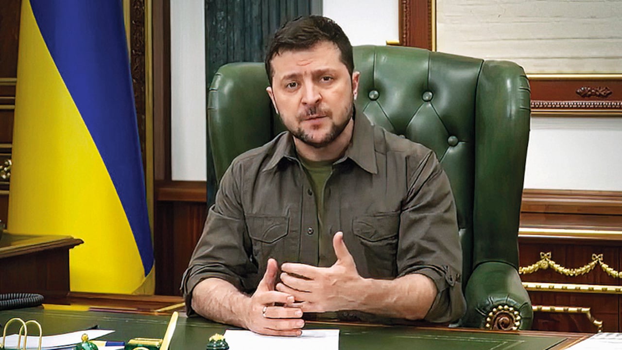 Volodímir Zelenski, intervino por videoconferencia ante una manifestación frente a la sede del Parlamento suizo portando banderas ucranianas para denunciar la invasión rusa iniciada el 24 de febrero.