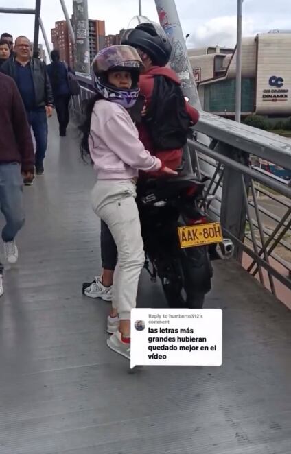 El motociclista se molestó porque lo estaban grabando.