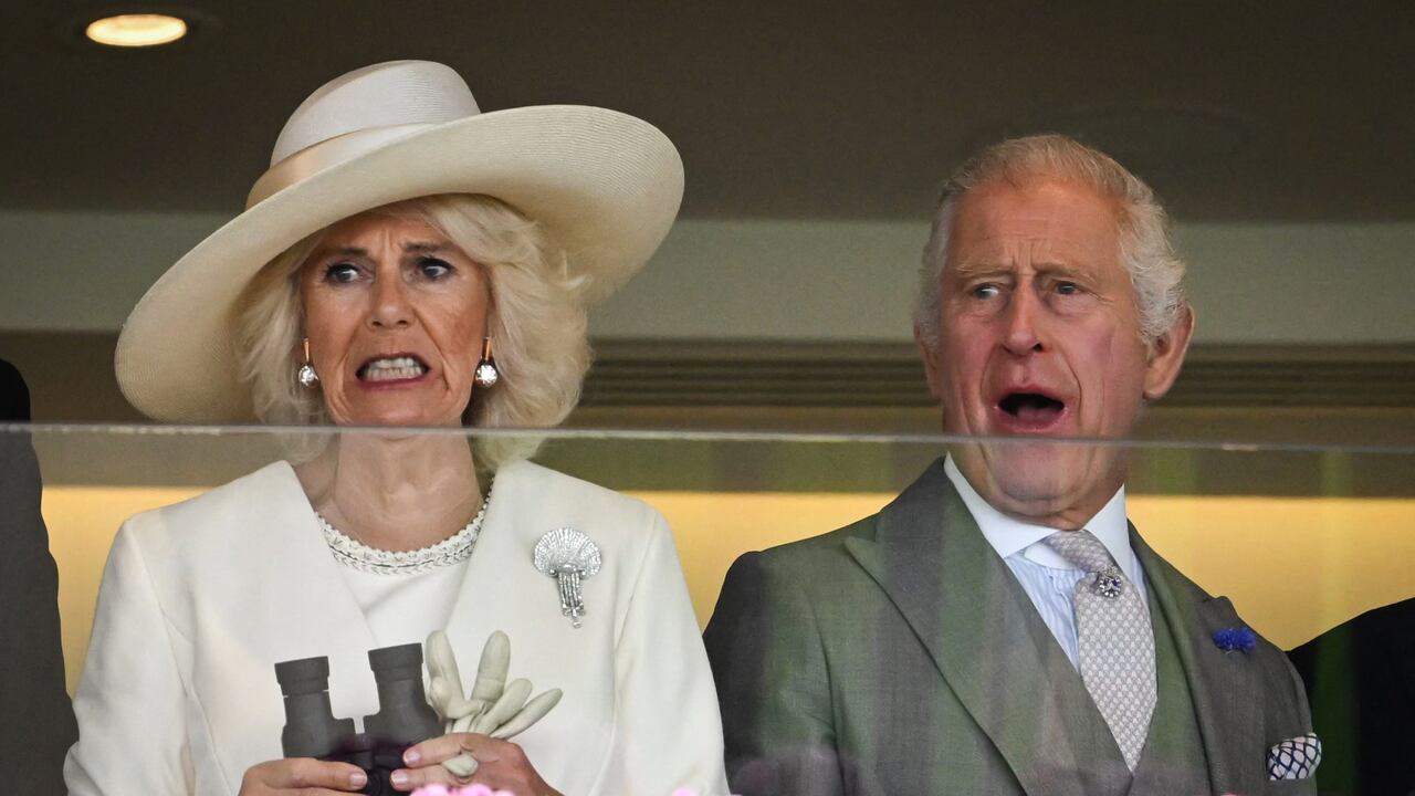 La reina Camilla llevó el broche Courtauld Thomson Scallop-Shell, una de las prendas más preciadas del joyero de la Reina Madre.