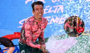 Rigoberto Urán fue felicitado por varios colegas tras ganar la etapa 17 de la Vuelta a España 2022.