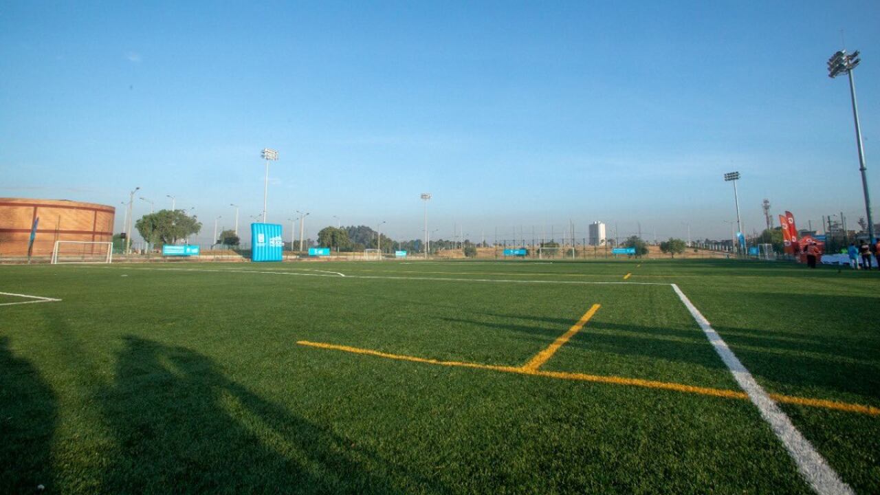 En la capital se construyeron más de 100 canchas sintéticas multiusos.