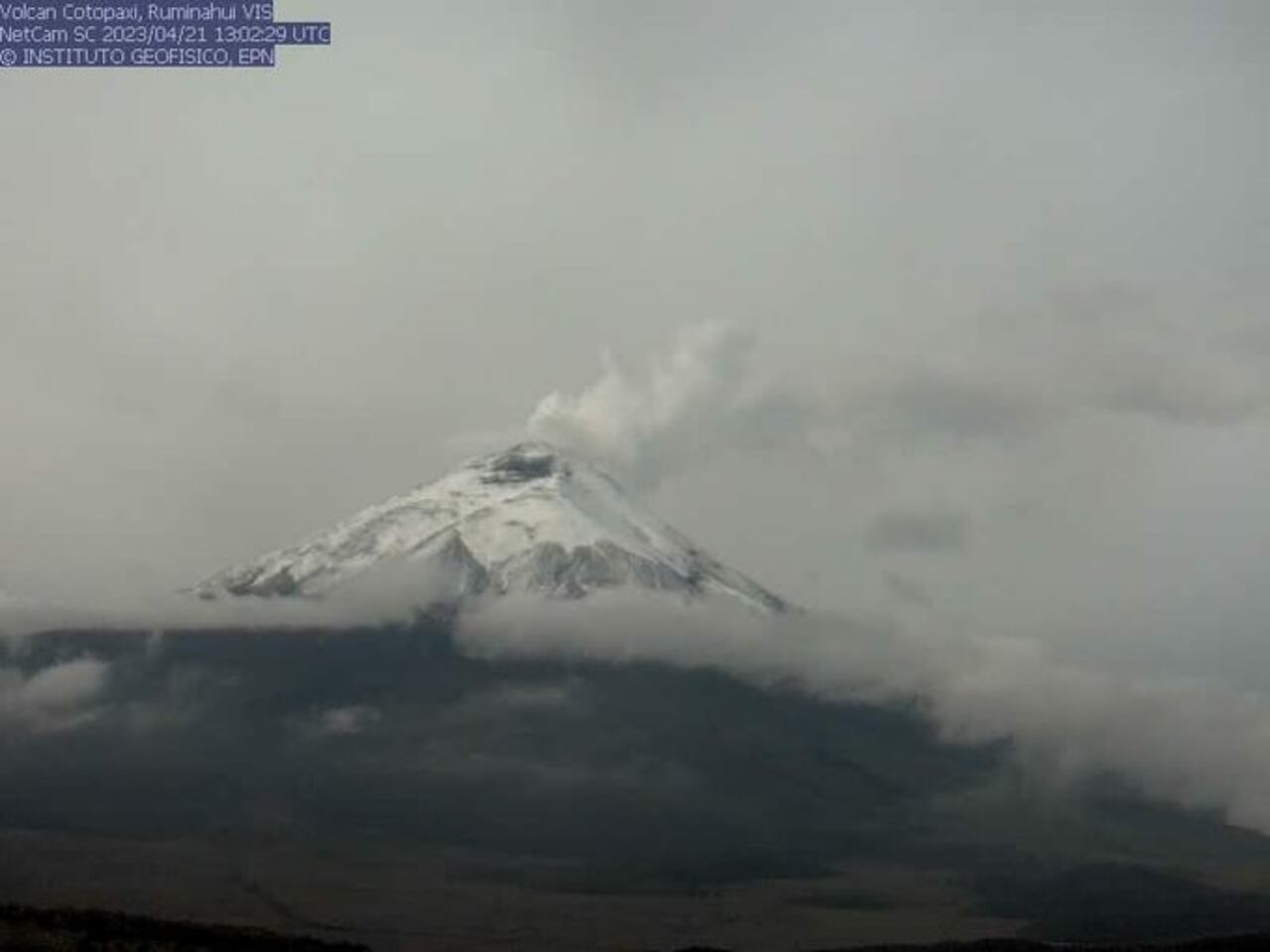 las autoridades ecuatorianas mantienen una estricta vigilancia sobre el volcán Cotopaxi, que está muy cerca de Quito.