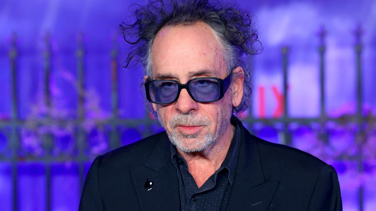 Tim Burton comenzó su carrera en Disney como animador y dibujante, pero su estilo oscuro y peculiar chocaba con la estética más tradicional de Disney, lo que lo llevó a ser despedido de la compañía.