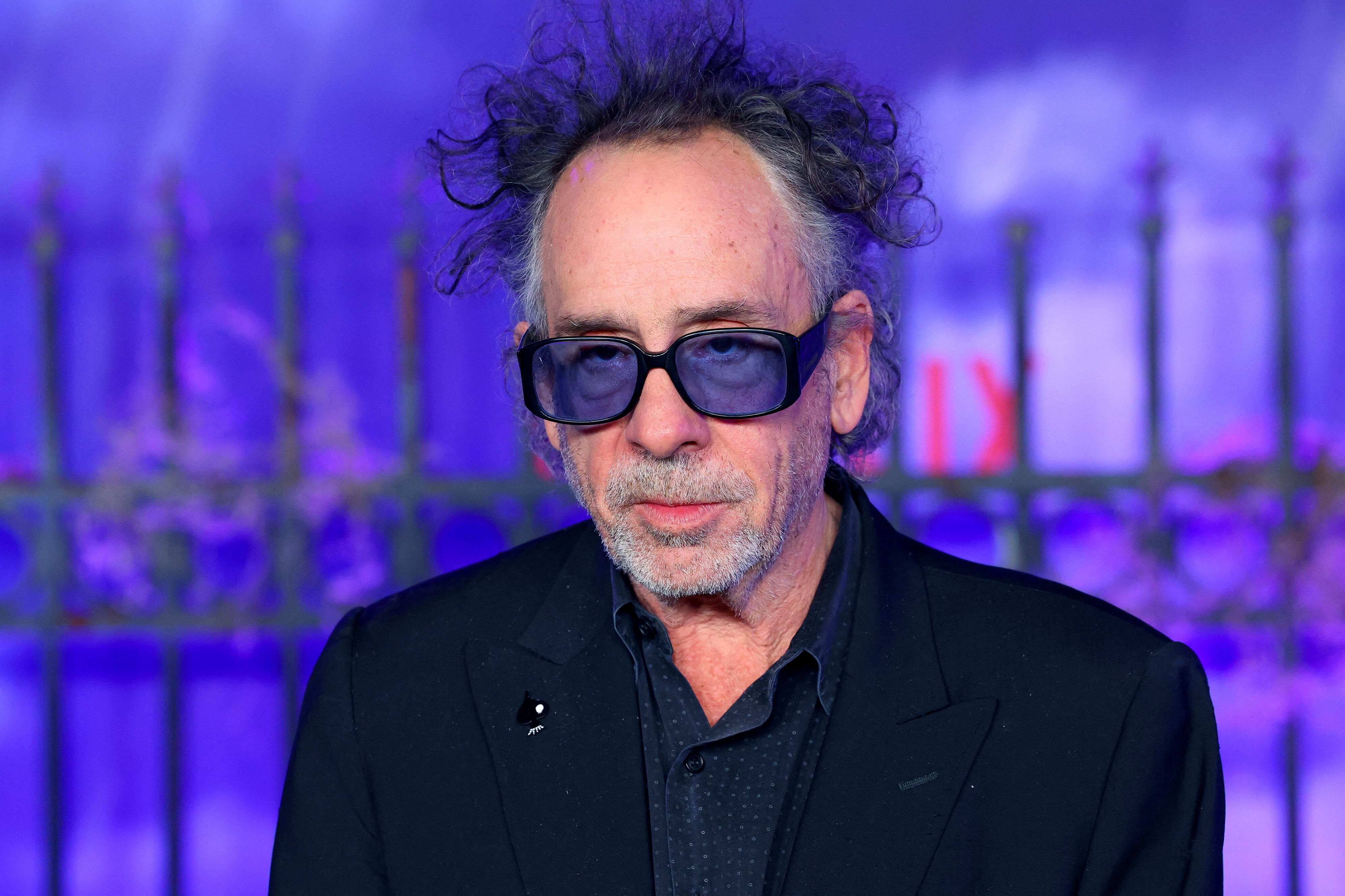 Tim Burton comenzó su carrera en Disney como animador y dibujante, pero su estilo oscuro y peculiar chocaba con la estética más tradicional de Disney, lo que lo llevó a ser despedido de la compañía.