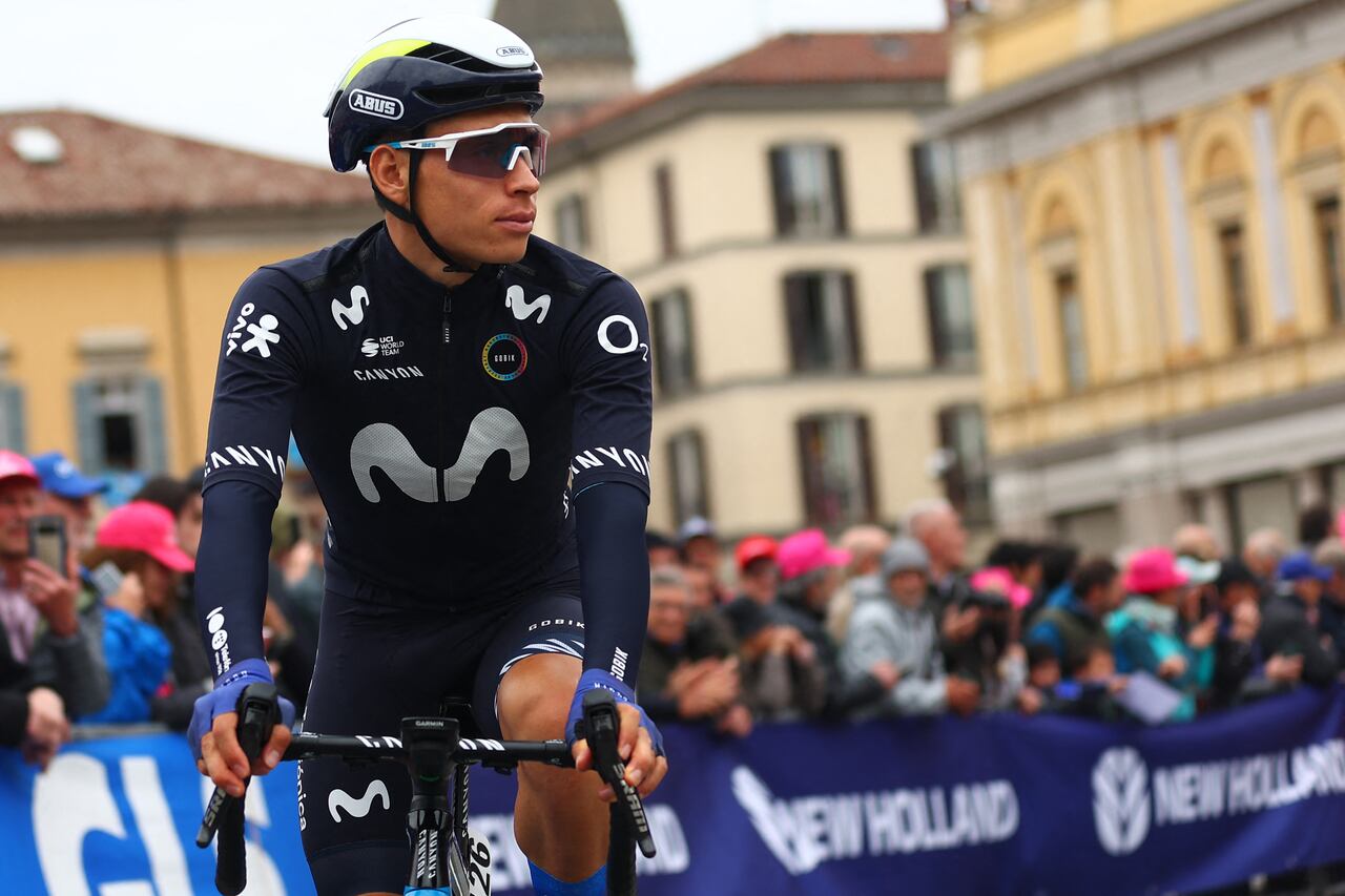 Team Movistar's Colombian rider Einer Rubio rides to the signature ceremony ahead of the 3rd stage of the 107th Giro d'Italia cycling race, 166 km between Novara and Fossano, on May 6, 2024 in Novara. (Photo by Luca Bettini / AFP