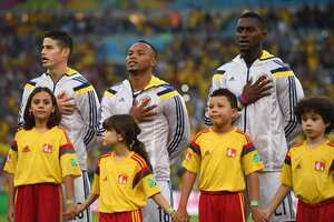 James Rodríguez, Juan Camilo Zúñiga y Jackson Martínez de Colombia cantan el Himno Nacional antes del partido de octavos de final de la Copa Mundial de la FIFA Brasil 2014 entre Colombia y Uruguay en el Maracaná el 28 de junio de 2014 en Río de Janeiro, Brasil. (Foto de Matthias Hangst/Getty Images)