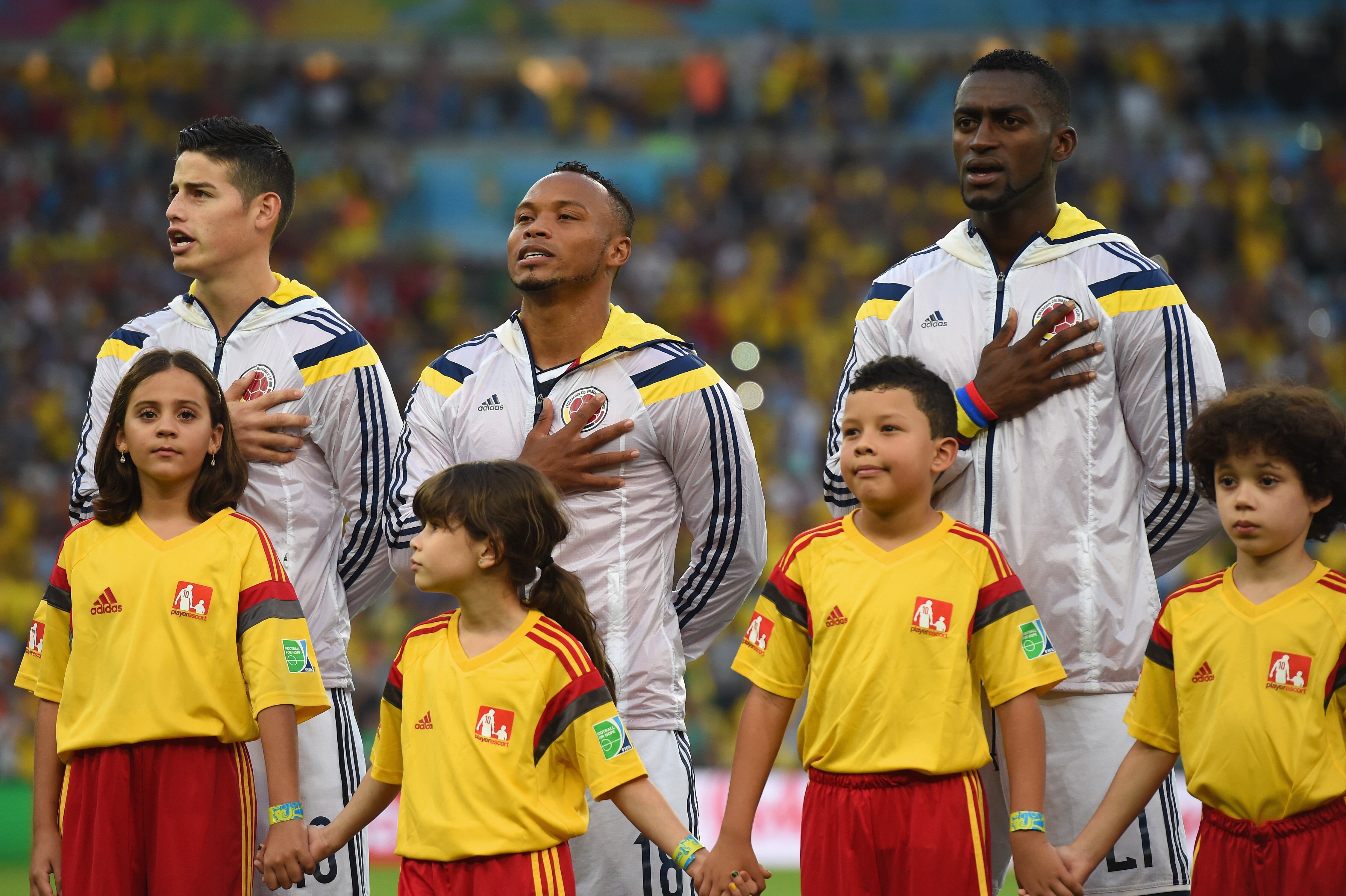 James Rodríguez, Juan Camilo Zúñiga y Jackson Martínez de Colombia cantan el Himno Nacional antes del partido de octavos de final de la Copa Mundial de la FIFA Brasil 2014 entre Colombia y Uruguay en el Maracaná el 28 de junio de 2014 en Río de Janeiro, Brasil. (Foto de Matthias Hangst/Getty Images)