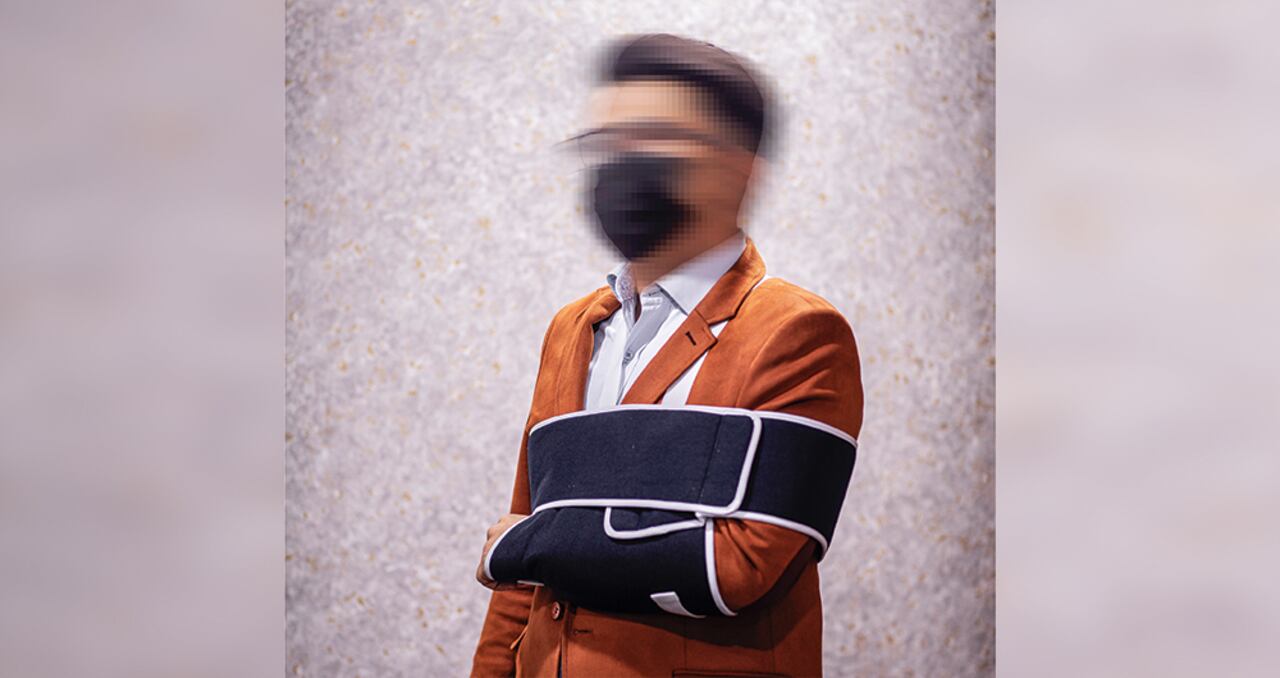 Luis mantiene el rostro oculto por temor a eventuales represalias de los motoladrones. Afirma que es una víctima y reclama justicia.