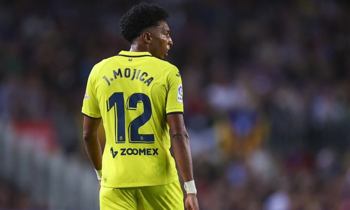 BARCELONA, ESPAÑA - 20 DE OCTUBRE: Johan Mojica del Villarreal CF mira durante el partido de LaLiga Santander entre el FC Barcelona y el Villarreal CF en Spotify Camp Nou el 20 de octubre de 2022 en Barcelona, ​​España.
