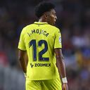 BARCELONA, ESPAÑA - 20 DE OCTUBRE: Johan Mojica del Villarreal CF mira durante el partido de LaLiga Santander entre el FC Barcelona y el Villarreal CF en Spotify Camp Nou el 20 de octubre de 2022 en Barcelona, España.