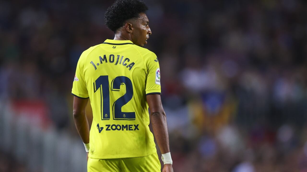 BARCELONA, ESPAÑA - 20 DE OCTUBRE: Johan Mojica del Villarreal CF mira durante el partido de LaLiga Santander entre el FC Barcelona y el Villarreal CF en Spotify Camp Nou el 20 de octubre de 2022 en Barcelona, España.