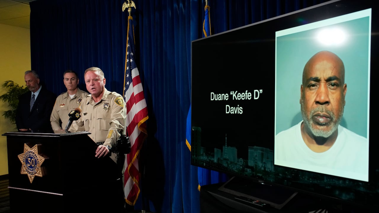 El jefe de la policía de Las Vegas, Kevin McMahill, durante una conferencia de prensa para acusar formalmente a un sospechoso por el asesinato del rapero Tupac Shakur, ocurrido en 1996, el viernes 29 de septiembre de 2023, en Las Vegas. (Foto AP/John Locher).