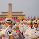 Una banda militar ensaya para una ceremonia de conmemoración del centenario de la fundación del gobernante Partido Comunista Chino en la Puerta de Tiananmen en Pekín el jueves 1 de julio de 2021. Foto: AP Photo/Ng Han Guan.