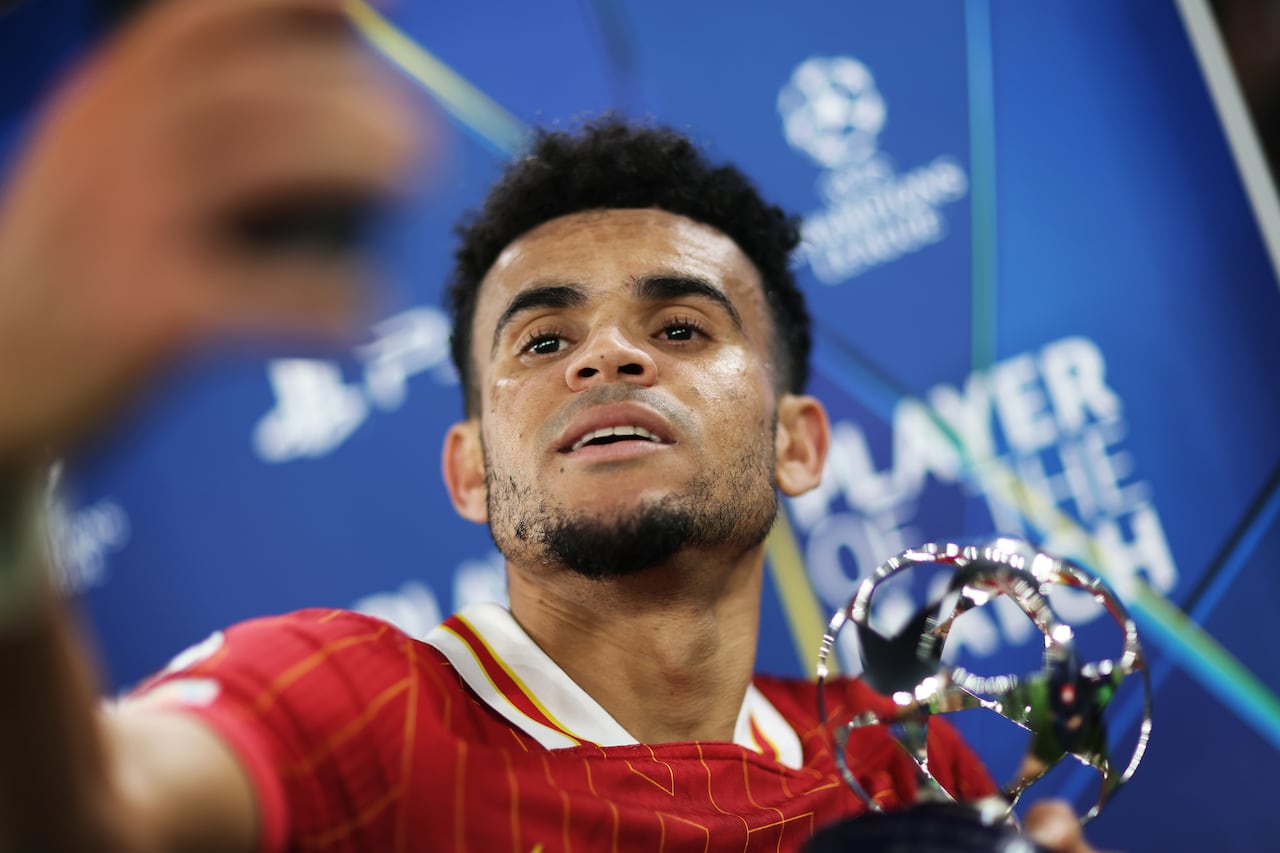 LIVERPOOL, ENGLAND - NOVEMBER 05: Player of the Match Luis Diaz of Liverpool takes a selfie with his POTM trophy during the UEFA Champions League 2024/25 League Phase MD4 match between Liverpool FC and Bayer 04 Leverkusen at Anfield on November 05, 2024 in Liverpool, England. (Photo by Naomi Baker - UEFA/UEFA via Getty Images)