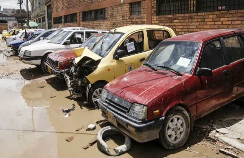 A diario a los carros le son robadas las partes. Foto: Carlos Julio Martínez / SEMANA..