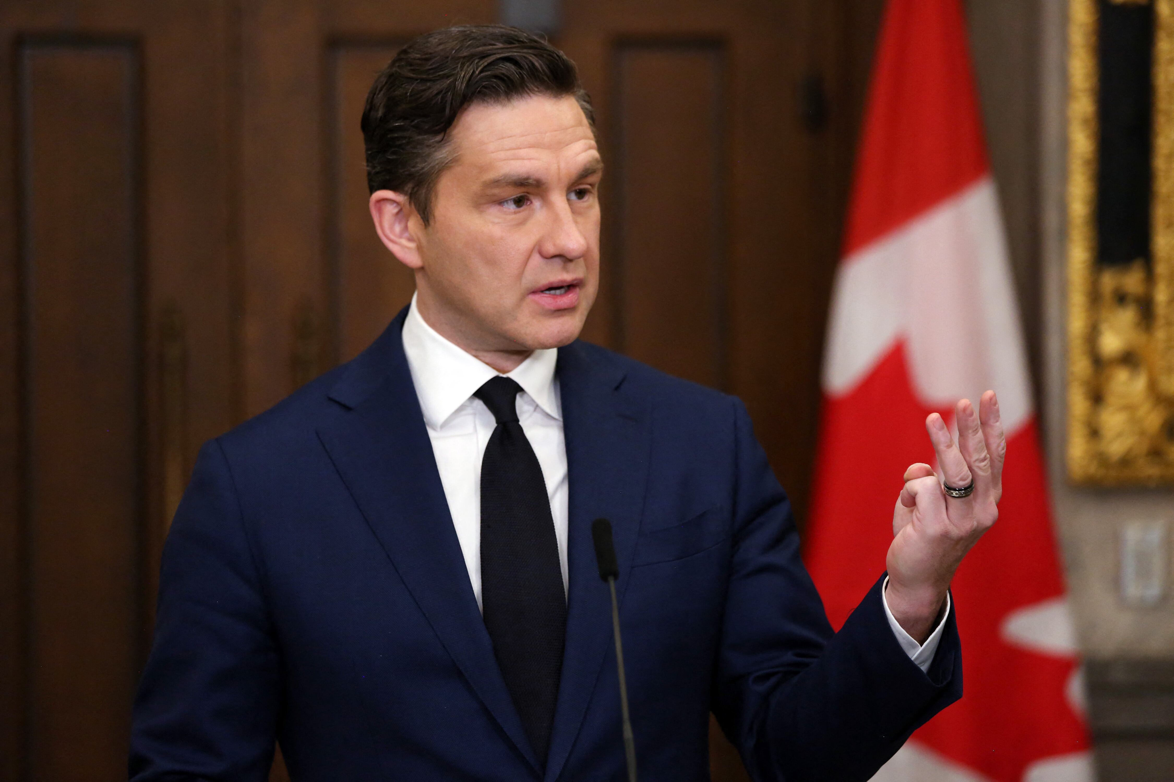 El líder del Partido Conservador canadiense, Pierre Poilievre, habla durante una conferencia de prensa en la Colina del Parlamento el 16 de diciembre de 2024 en Ottawa. La viceprimera ministra Chrystia Freeland renunció el lunes en un anuncio sorpresa debido a desacuerdos con Justin Trudeau sobre la respuesta de Canadá a las amenazas arancelarias del presidente electo de Estados Unidos, Donald Trump. (Foto de Dave Chan / AFP)