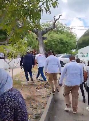 Agmeth Escaf no les respondió a quienes lo insultaban y se retiró del lugar.