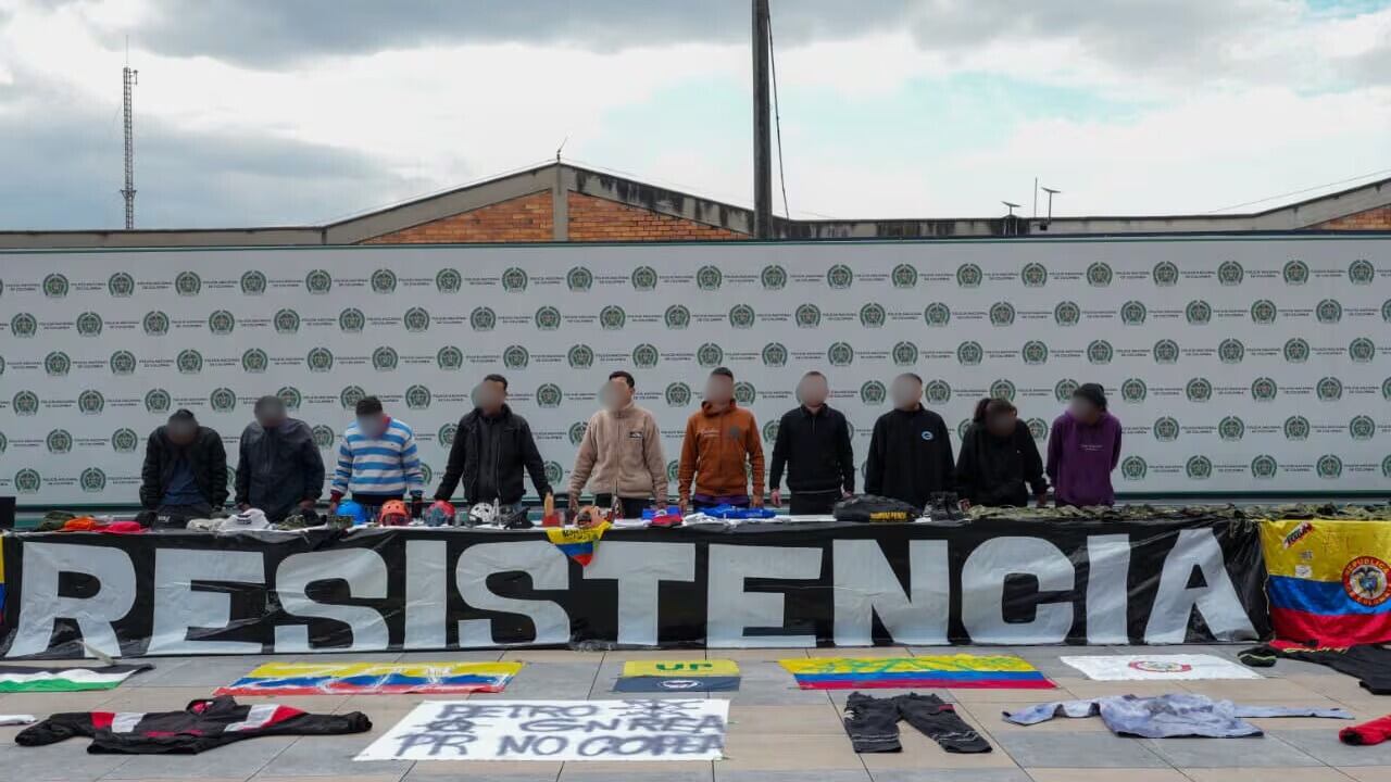 Los congresistas que firmaron la carta en defensa de 11 jóvenes capturados en Bogotá, los describen como víctimas de criminalización de la protesta social.