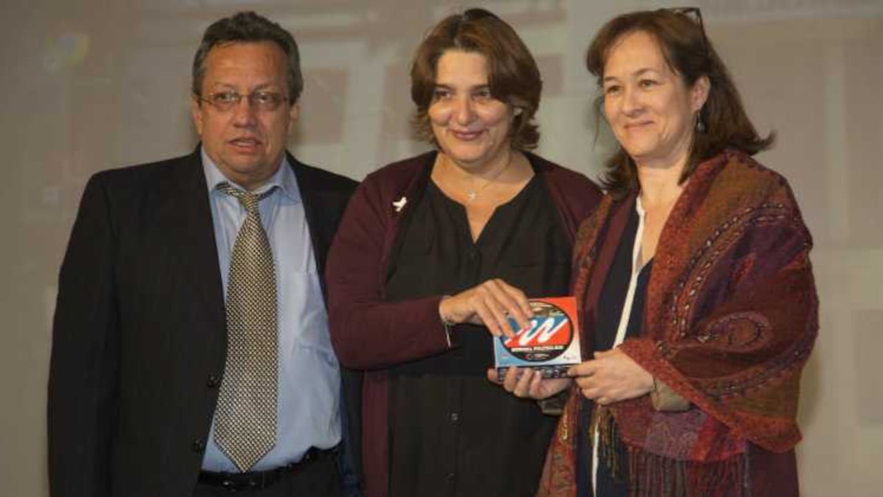 De izquierda a derecha: El archivista Arjaid Artunduaga, la ministra de Cultura Mariana Garcés y la directora de la Biblioteca Nacional Consuelo Gaitán.