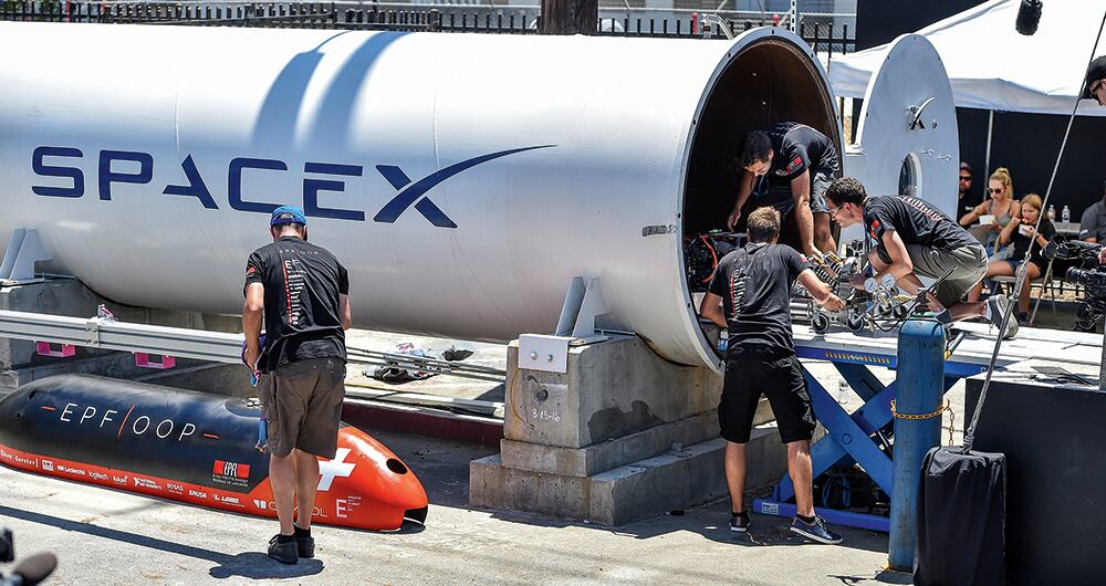 En 2002, Musk creó SpaceX, la revolucionaria constructora de cohetes con la cual piensa abaratar los viajes espaciales y llevar la humanidad a colonizar otros planetas.