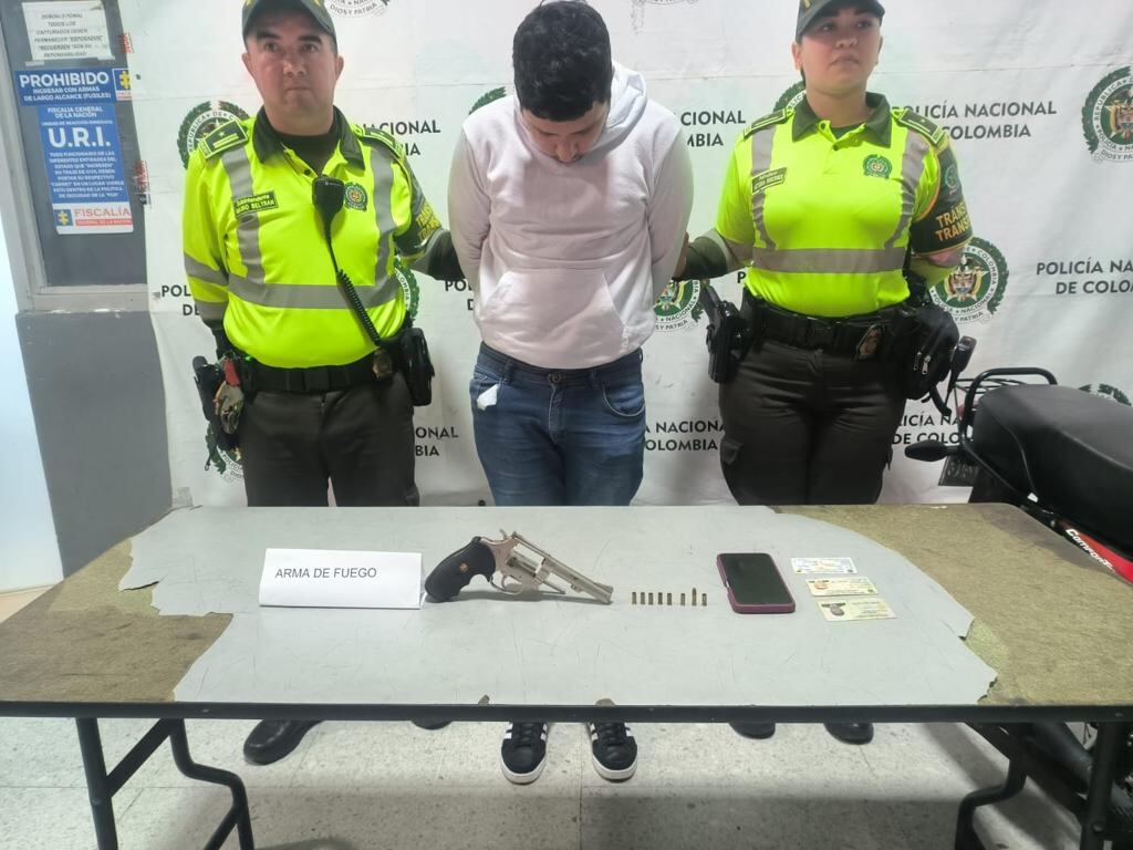 El sujeto fue capturado minutos después de supuestamente realizar disparos contra un local