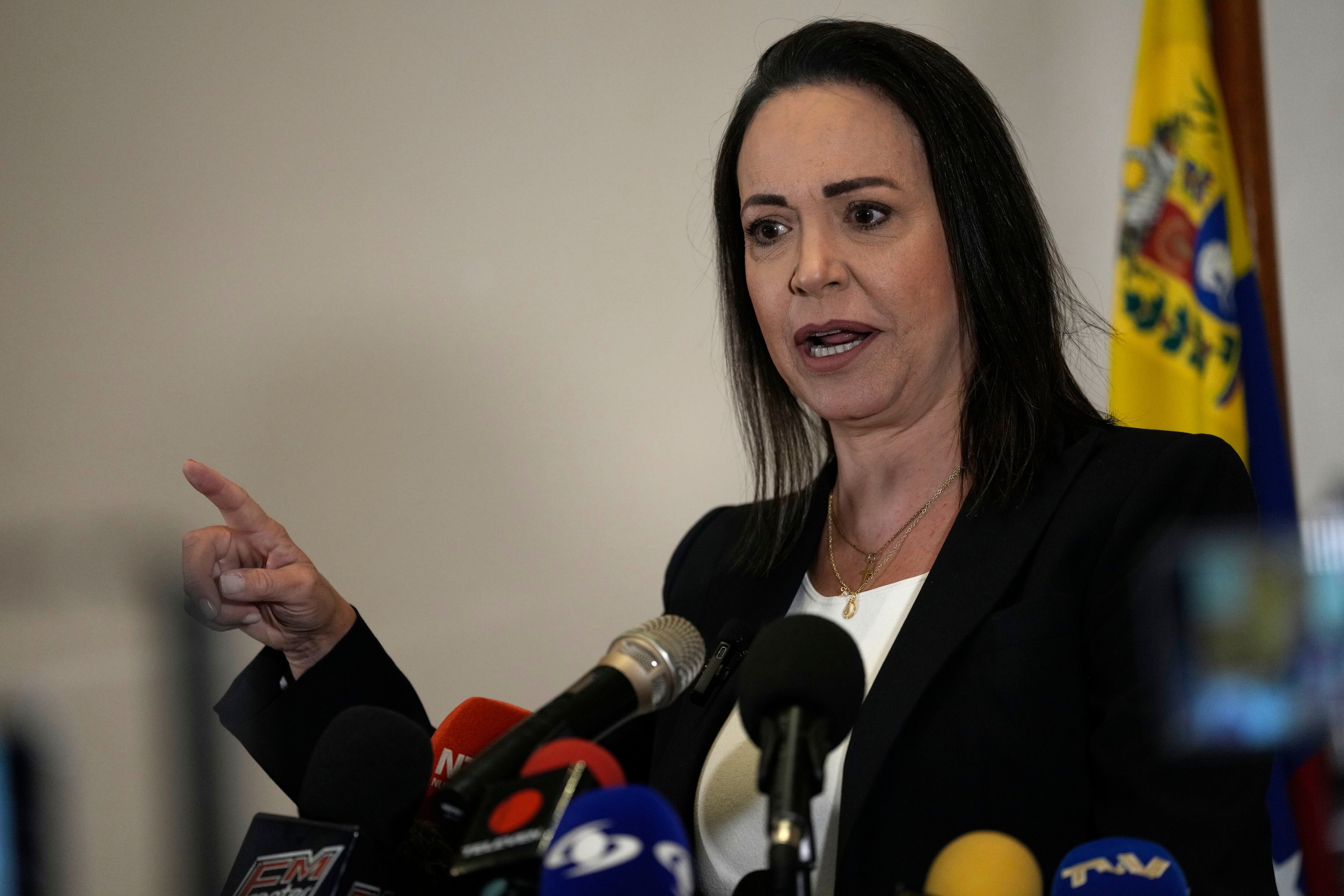 La líder opositora María Corina Machado habla durante una conferencia de prensa sobre su prohibición de 15 años de postularse para cargos públicos