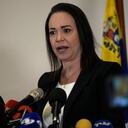 La líder opositora María Corina Machado habla durante una conferencia de prensa sobre su prohibición de 15 años de postularse para cargos públicos