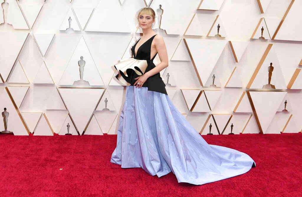 Saoirse Una Ronan, la actriz irlandesa famosa por producciones como La Huésped y Brooklyn, modeló un vestido con escote en forma de ‘v’ y una falda larga que le cubrió los pies. Foto: Richard Shotwell/ AP. 