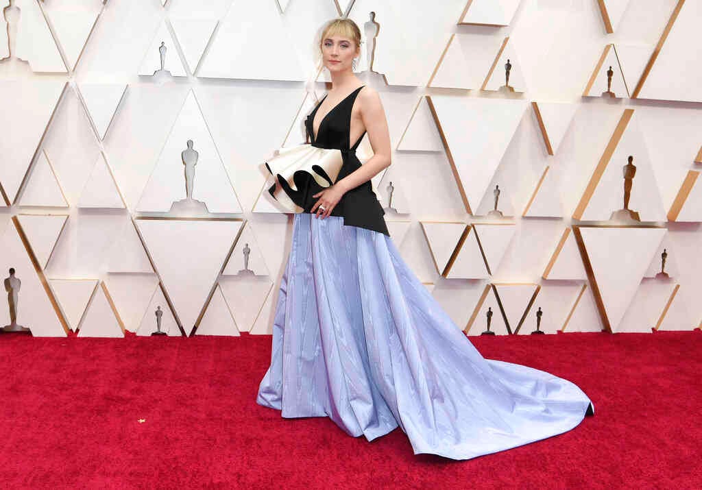 Saoirse Una Ronan, la actriz irlandesa famosa por producciones como La Huésped y Brooklyn, modeló un vestido con escote en forma de ‘v’ y una falda larga que le cubrió los pies. Foto: Richard Shotwell/ AP. 