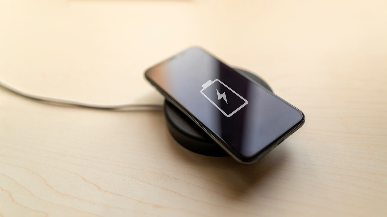 Celular sobre una base de carga inalámbrica