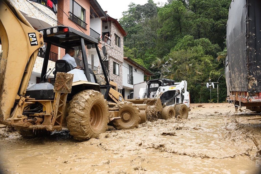 Una retroexcavadora, 2 bob cat, 6 volquetas, personal de los organismos de socorro y más de 100 voluntarios atendemos la emergencia en el barrio Villa Lía atienden la emergencia.